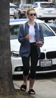 Elle Fanning feet photo thumbnail