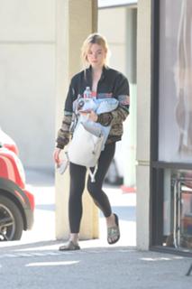 Elle Fanning feet photo thumbnail