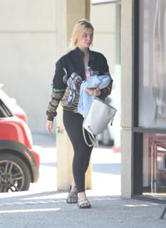 Elle Fanning feet photo thumbnail