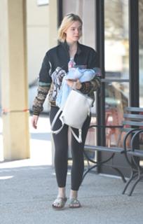 Elle Fanning feet photo thumbnail