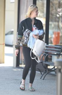 Elle Fanning feet photo thumbnail