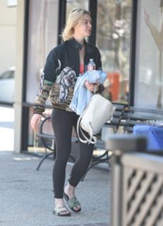 Elle Fanning feet photo thumbnail