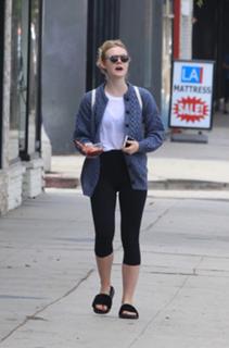 Elle Fanning feet photo thumbnail