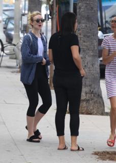 Elle Fanning feet photo thumbnail