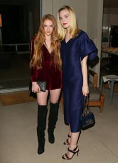 Elle Fanning feet photo thumbnail