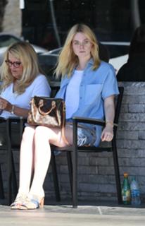 Elle Fanning feet photo thumbnail