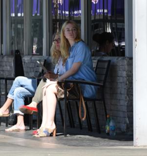 Elle Fanning feet photo thumbnail