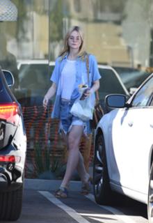 Elle Fanning feet photo thumbnail