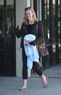 Elle Fanning feet photo thumbnail