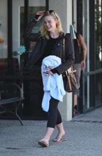 Elle Fanning feet photo thumbnail
