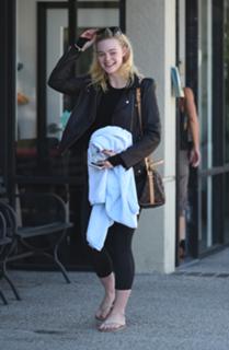 Elle Fanning feet photo thumbnail