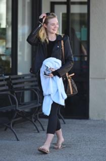 Elle Fanning feet photo thumbnail