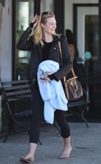 Elle Fanning feet photo thumbnail
