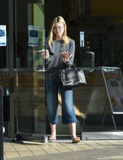 Elle Fanning feet photo thumbnail