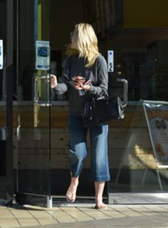 Elle Fanning feet photo thumbnail