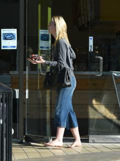 Elle Fanning feet photo thumbnail