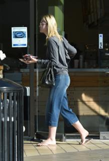 Elle Fanning feet photo thumbnail