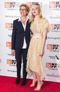 Elle Fanning feet photo thumbnail