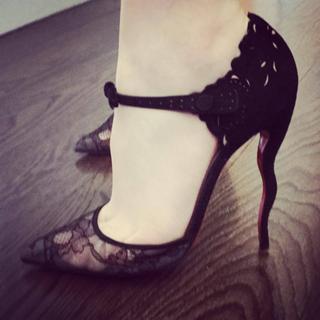 Elle Fanning feet photo thumbnail