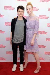 Elle Fanning feet photo thumbnail