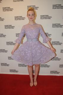 Elle Fanning feet photo thumbnail