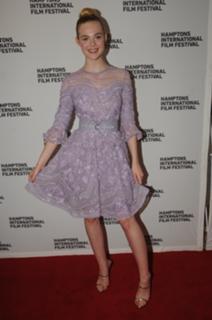 Elle Fanning feet photo thumbnail
