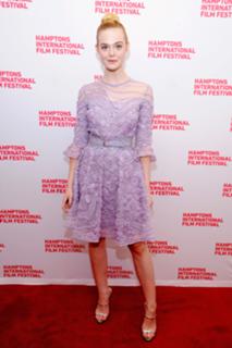 Elle Fanning feet photo thumbnail