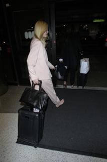 Elle Fanning feet photo thumbnail