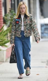 Elle Fanning feet photo thumbnail