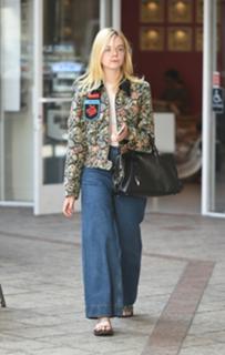 Elle Fanning feet photo thumbnail