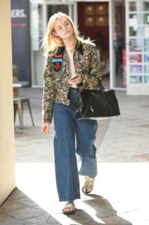 Elle Fanning feet photo thumbnail