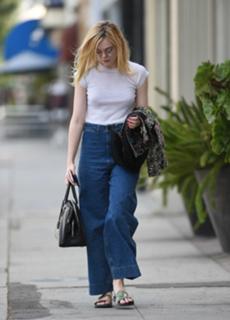 Elle Fanning feet photo thumbnail