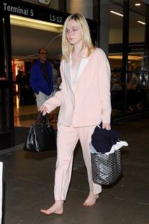 Elle Fanning feet photo thumbnail