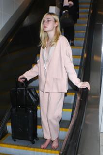 Elle Fanning feet photo thumbnail