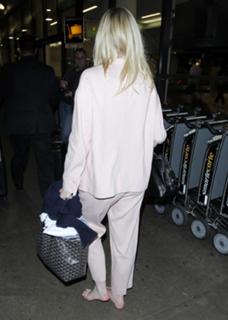 Elle Fanning feet photo thumbnail