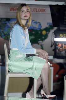 Elle Fanning feet photo thumbnail