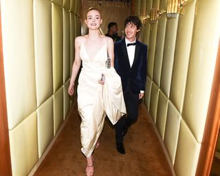 Elle Fanning feet photo thumbnail