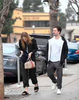 Elle Fanning feet photo thumbnail