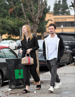 Elle Fanning feet photo thumbnail