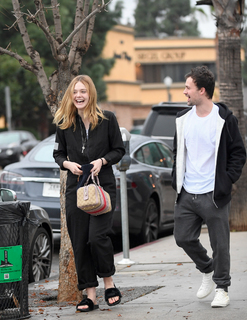 Elle Fanning feet photo thumbnail