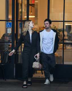 Elle Fanning feet photo thumbnail