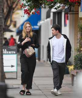 Elle Fanning feet photo thumbnail