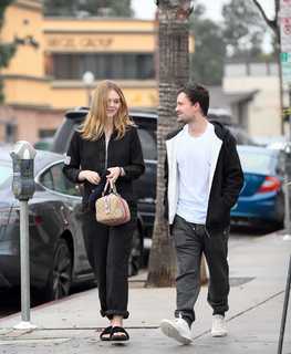 Elle Fanning feet photo thumbnail