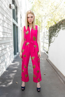 Elle Fanning feet photo thumbnail