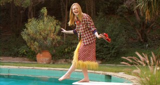 Elle Fanning feet photo thumbnail