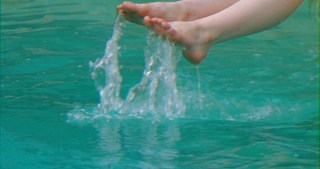 Elle Fanning feet photo thumbnail