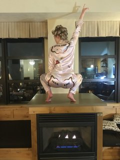 Elle Fanning feet photo thumbnail