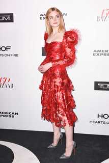 Elle Fanning feet photo thumbnail