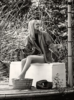 Elle Fanning feet photo thumbnail