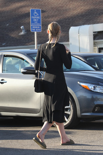 Elle Fanning feet photo thumbnail